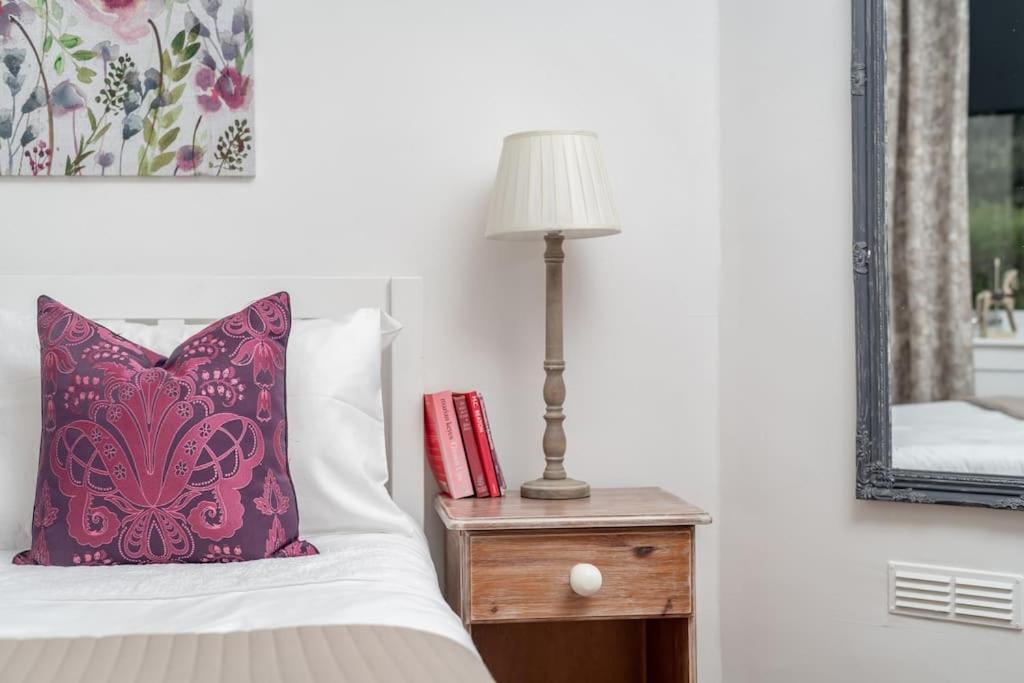 Heather Cottage, 2 Bedroom In คอมรี ภายนอก รูปภาพ