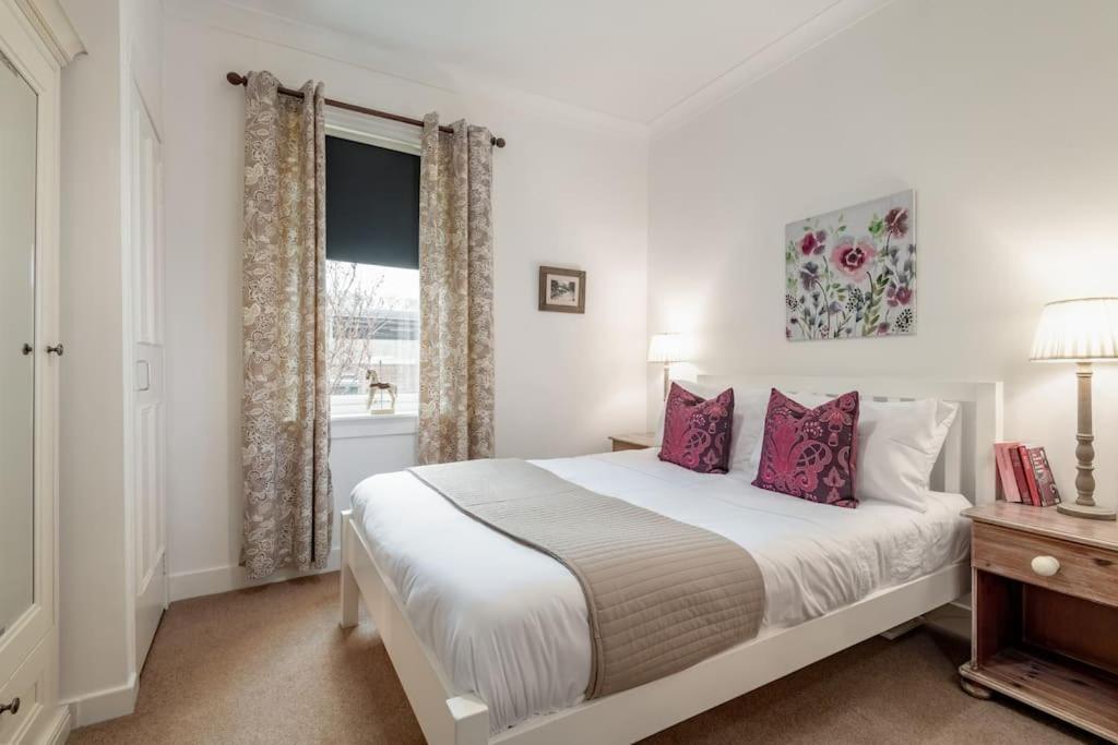 Heather Cottage, 2 Bedroom In คอมรี ภายนอก รูปภาพ