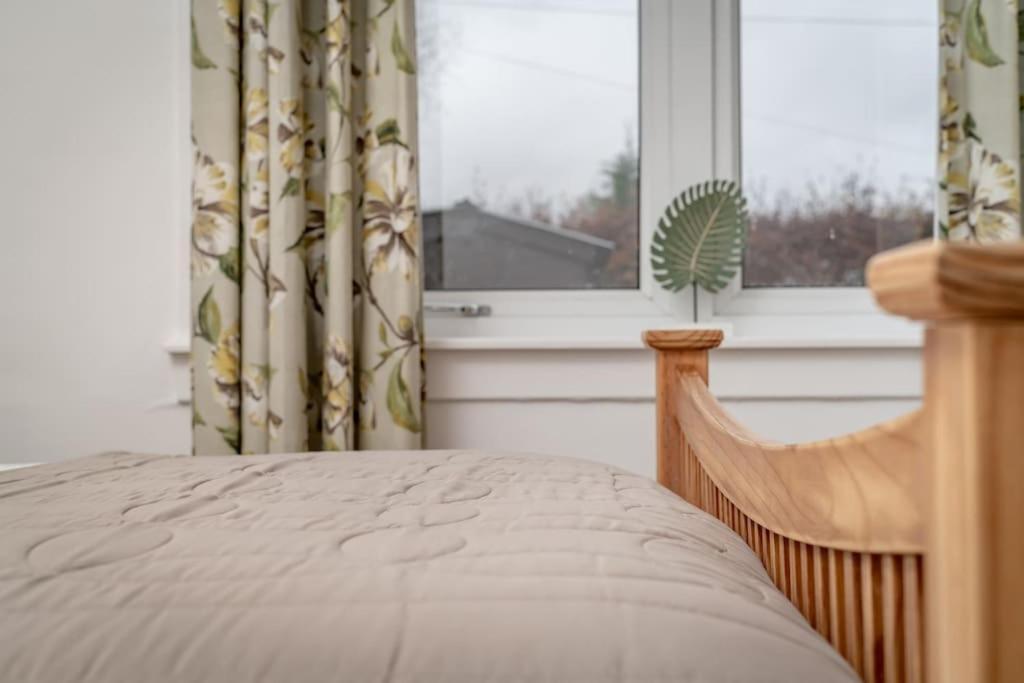 Heather Cottage, 2 Bedroom In คอมรี ภายนอก รูปภาพ